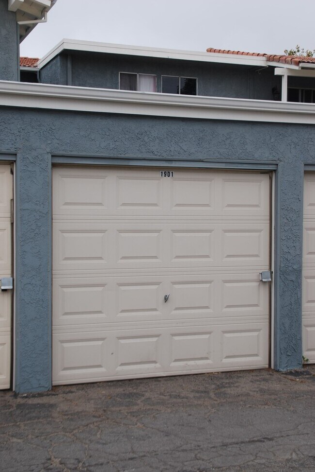 Building Photo - Spacious 2-bedroom 1-bathroom upstairs condo with Balcony/Garage