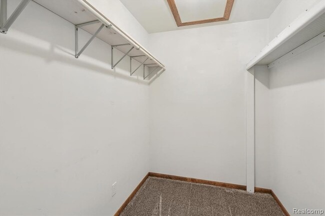 Building Photo - 10419 Maple Rd