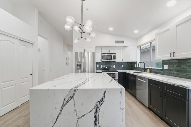 Building Photo - Modern & Spacious 3 Bed 2 Bath Home in Nor...