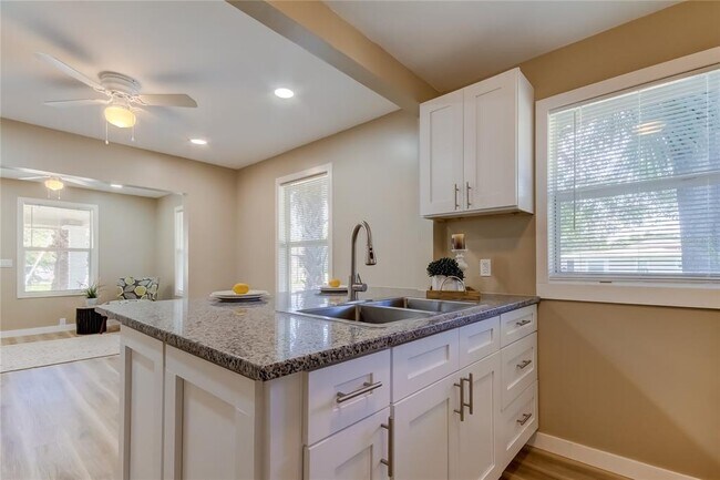 Building Photo - 1800 12th Ave S