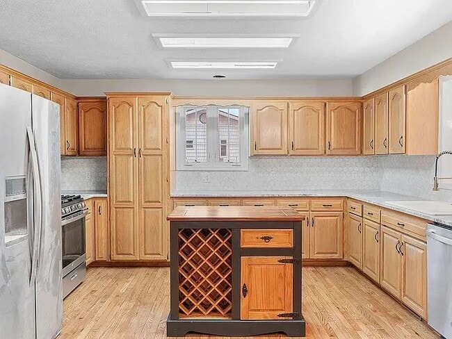 Building Photo - Your Dream Home Just Hit the Market – Don’t Miss Out!
