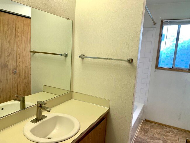 Building Photo - Spacious 2 Bedroom Condo - Located Near Seattle University