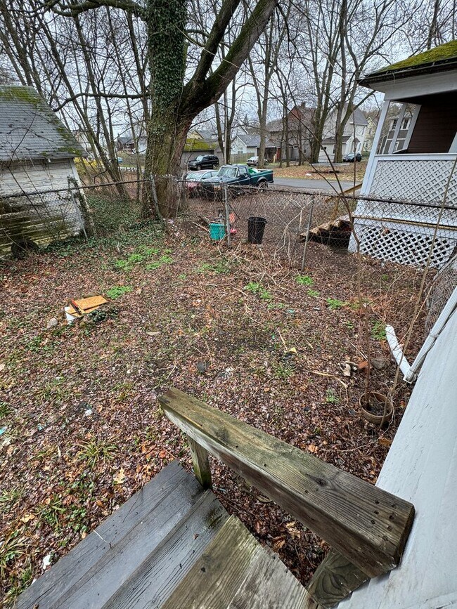 Building Photo - 5 Bed / 1.5 Bath Sunroom & Spacious Layout