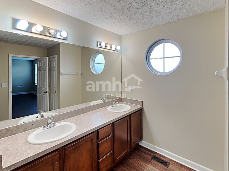 Building Photo - 520 Stone Shadow Dr