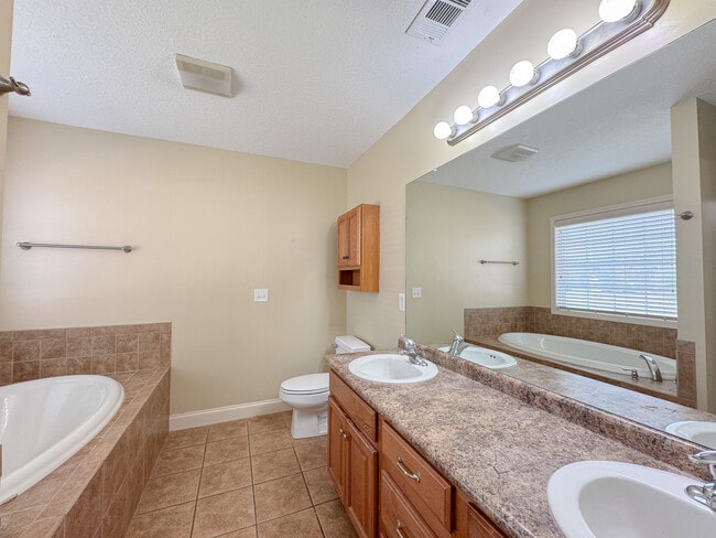 Building Photo - 1001 Bradford Way