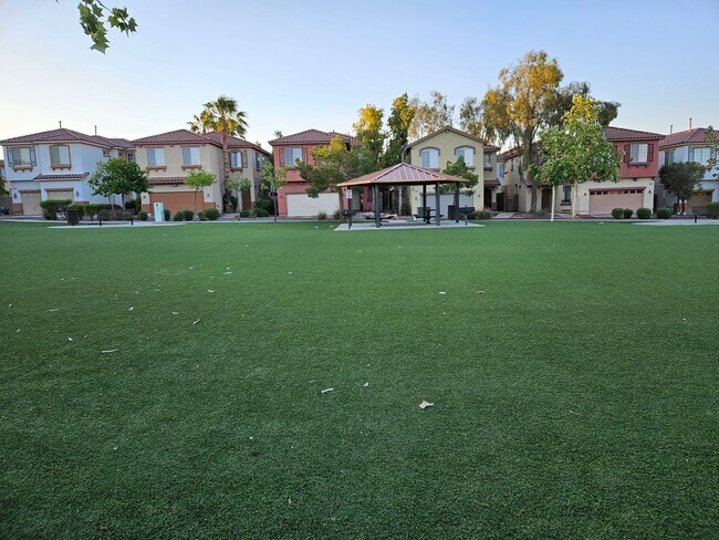 Building Photo - Lovely House Centennial Park