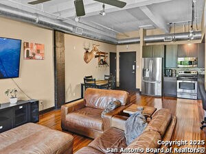 Building Photo - 831 S Flores St