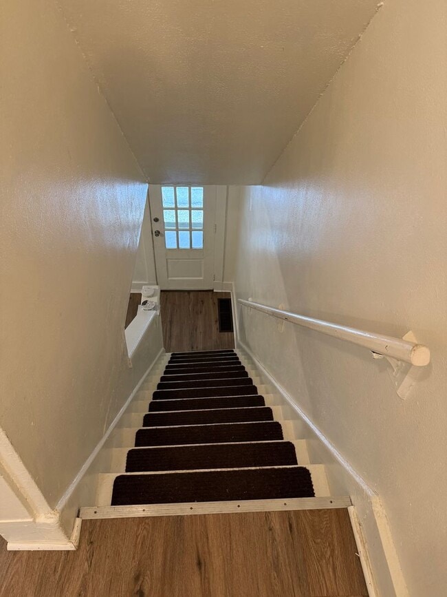 Building Photo - Newly Remodeled 2-Bedroom Townhouse