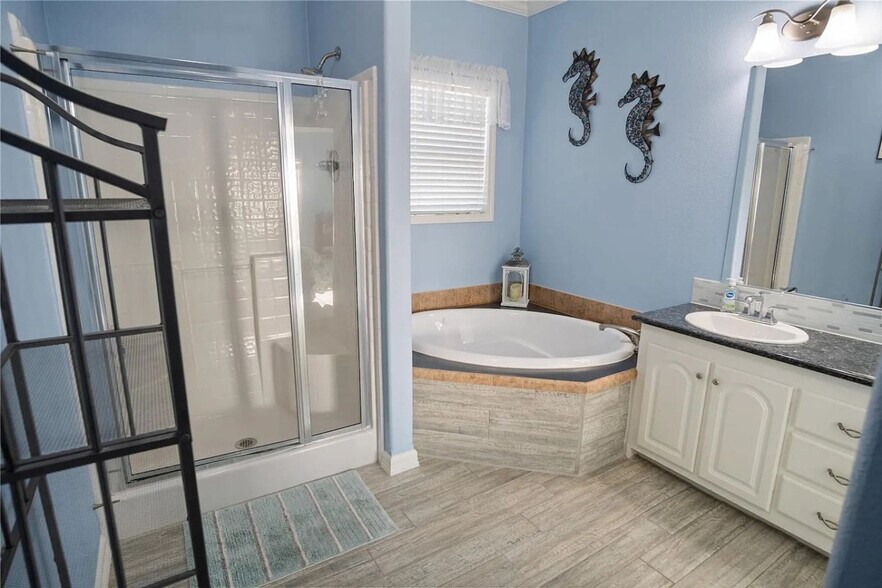 Building Photo - 975 Dolly St