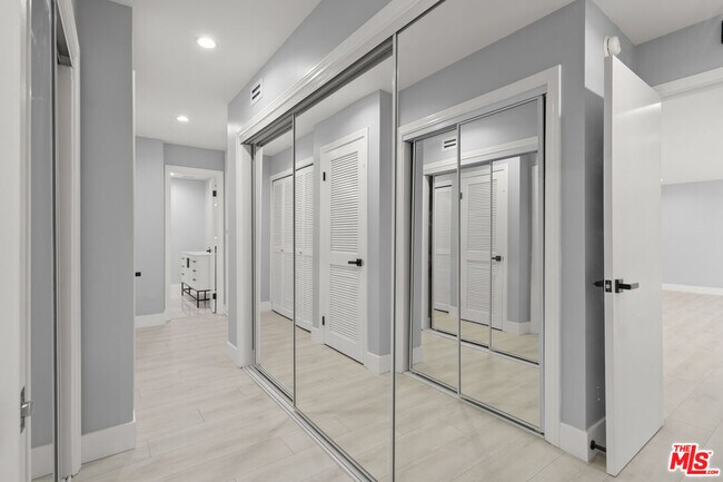 Building Photo - 441 N Oakhurst Dr