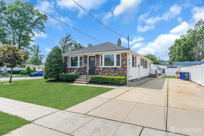 Building Photo - 1067 Riverton St