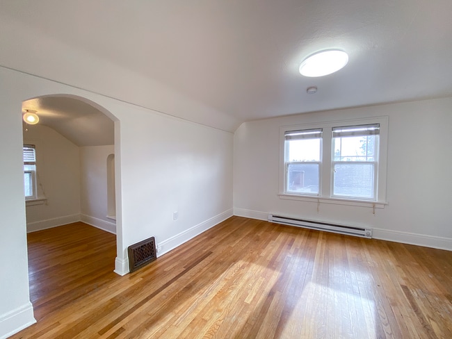 Building Photo - Lovely 1Bd + 1Ba in NE Portland!! Biker’s Paradise Near Mississippi Ave!!