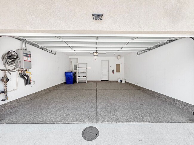 Building Photo - Stunning 3B/3.5BA Townhouse in Mission Val...
