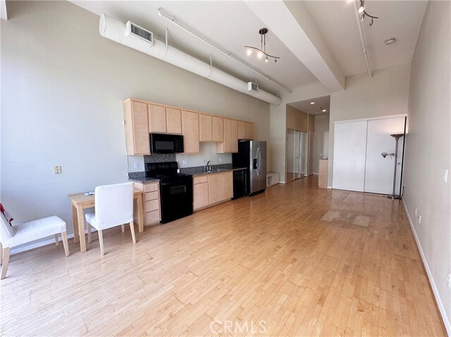 Building Photo - 175 S Lake Ave