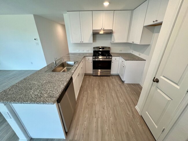 Building Photo - Beautiful 4-Bed 2-Bath Home in the Fabulou...