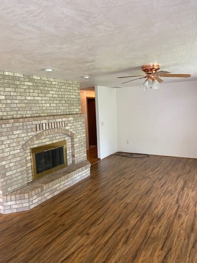 Building Photo - LARGE SINGLE FAMILY HOME, ONE LEVEL W/ FEN...