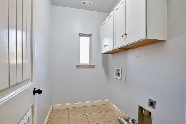 Building Photo - Looking for one-level living in one of Chelsea’s most-loved communities!