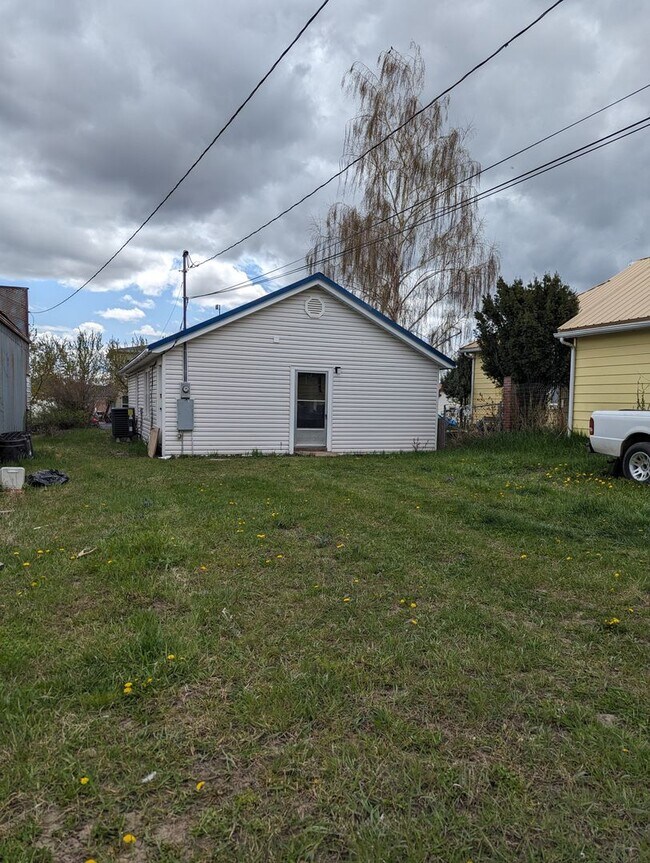 Building Photo - Quaint 2 bedroom Craigmont house