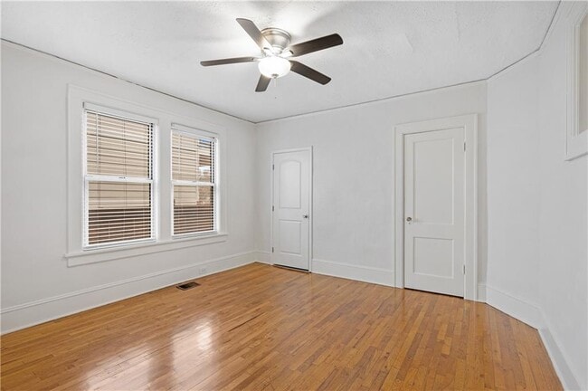 Building Photo - 716 Lakeview Ave NE