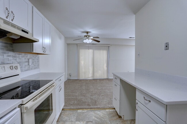 Building Photo - 3BD, 1.5BA - Beautifully Remodeled Townhome in Columbia