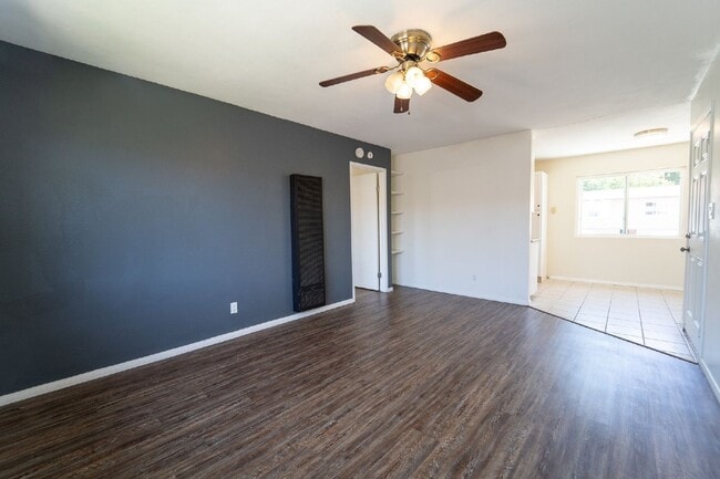 Building Photo - Lakeside Gem- Upstairs 1 Bed w/all amenities. A must see, Don't Wait!- Ready Now!