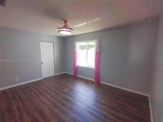 Building Photo - 5780 Sun Pointe Cir
