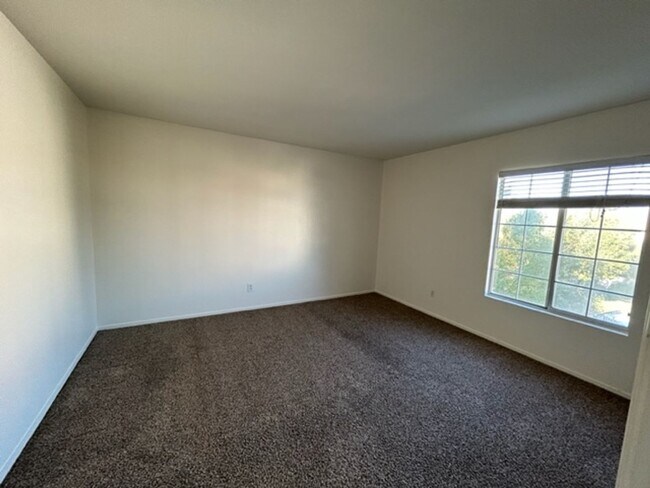 Building Photo - 3 Bed Townhome For Rent in Henderson!