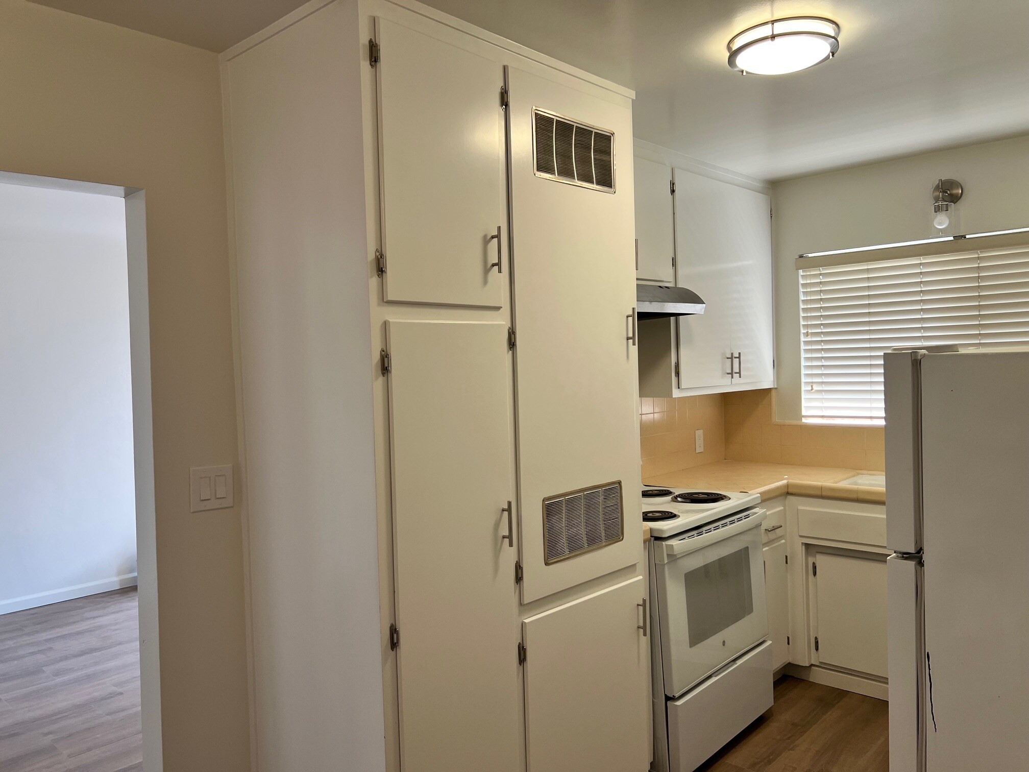 Kitchen - 2516 Drake St