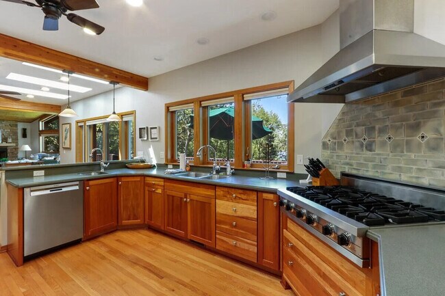 Building Photo - N7487 E Lakeshore Dr