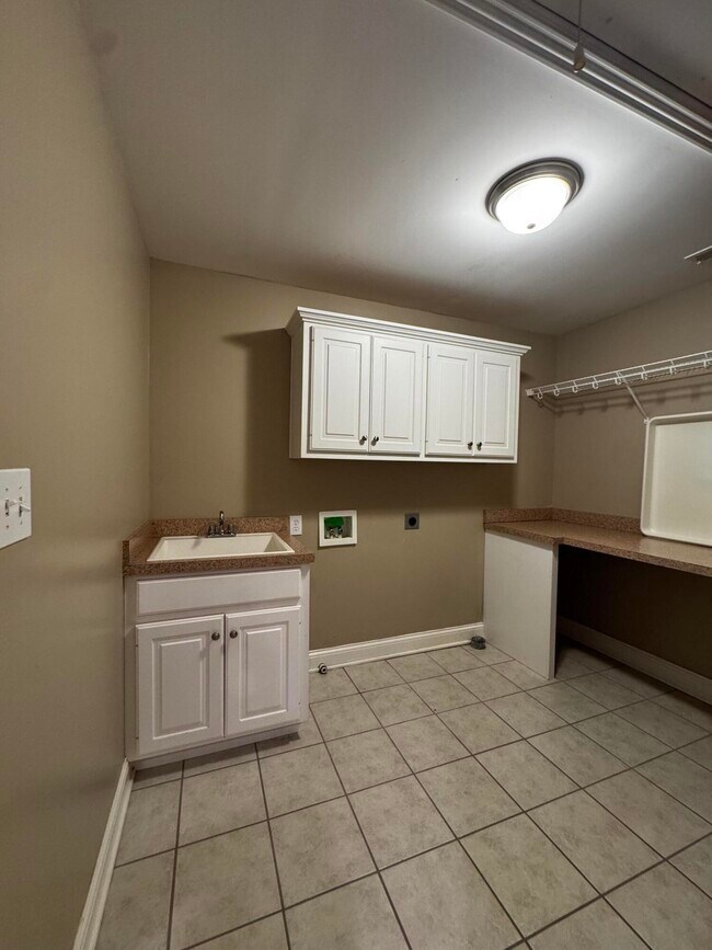 Building Photo - 3120 Hemingway Ln