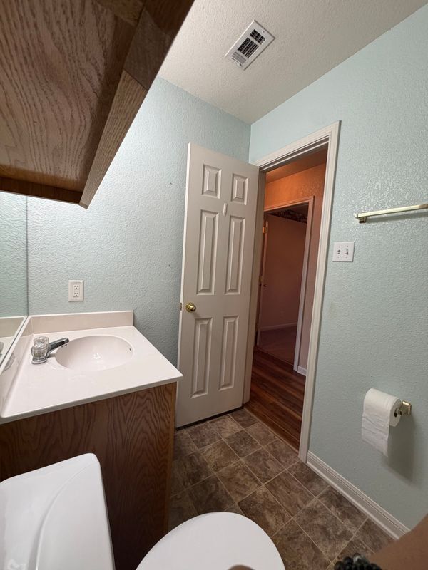 Building Photo - 715 Lakeview Dr