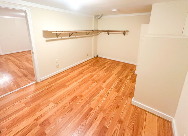 Building Photo - Charming Triplex with Hardwood Floors, App...