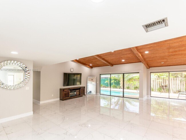 Building Photo - 741 E Plantation Cir