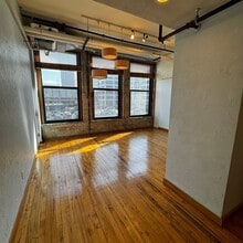 Building Photo - Spectacular industrial style studio, 1 ful...