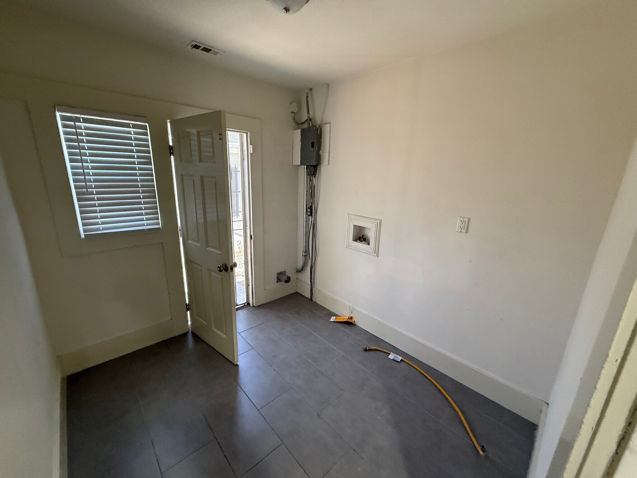 Building Photo - 1493 W 47th St