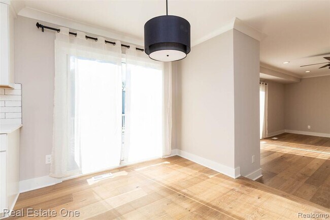 Building Photo - 5485 Hammersmith Dr