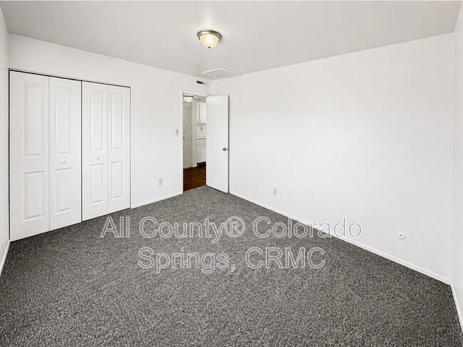 Building Photo - 1105 Cree Dr