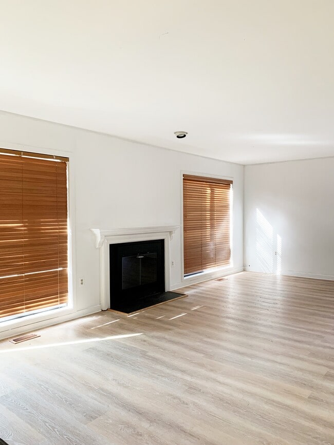 Building Photo - 9745 Lake Shore Dr