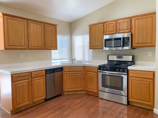 Building Photo - 4 Bedroom Home in Hollister with Huge Backyard!