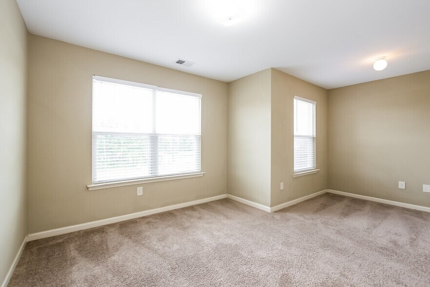 Building Photo - 220 Crescent Woode Dr