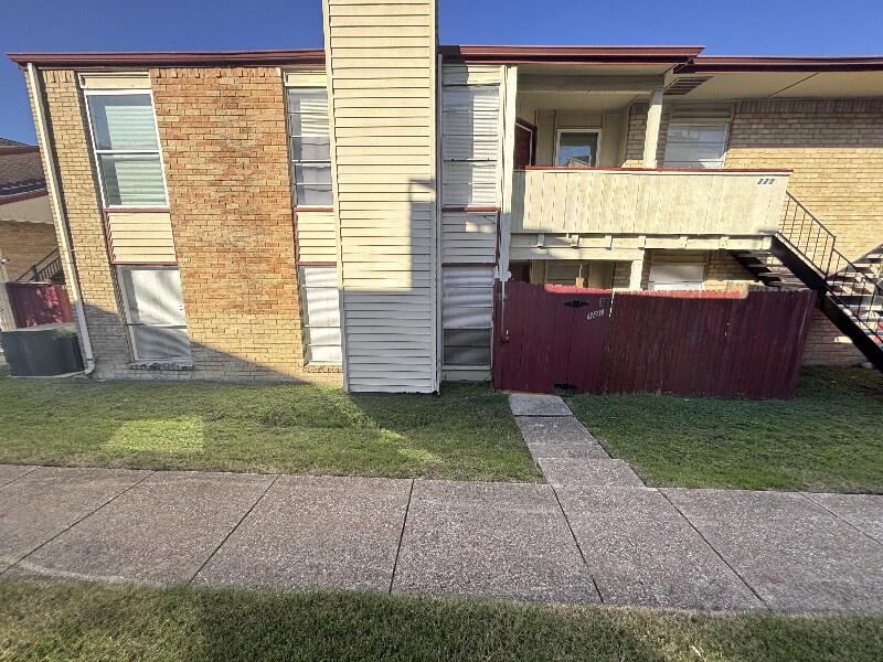 Building Photo - 919 S Weatherred Dr