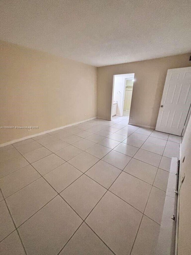 Building Photo - 430 Commodore Dr