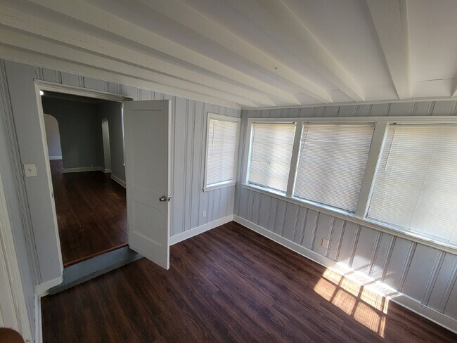 Building Photo - Charming 3-Bedroom Retreat with Hardwood Elegance