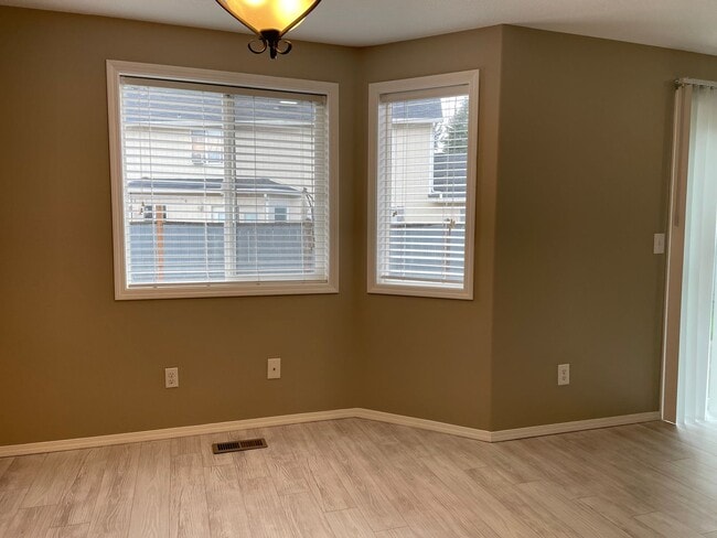 Building Photo - Spacious 5 Bedroom Home! Granite Counters! Pet friendly! Tons of Room for Entertaining!