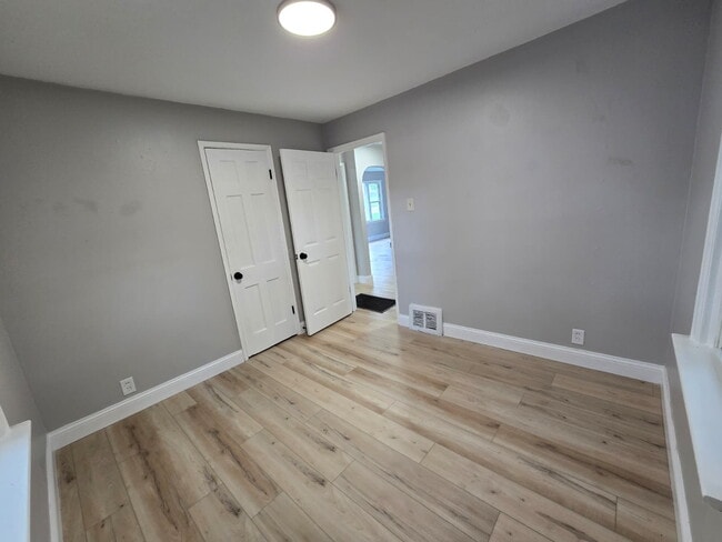 Building Photo - Cozy & Convenient 3-Bedroom Home in St. Lo...