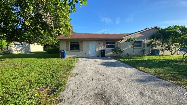 Building Photo - Beautifully Renovated 3/2 Villa in West Br...