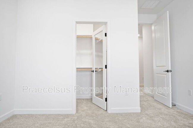 Building Photo - 824 Makani St