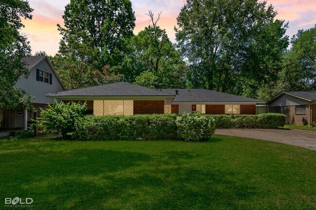 Building Photo - BEAUTIFUL 3 BEDROOM 2 BATH IN SPRINGLAKE, UNIVERSITY TERRANCE NEIGHBORHOOD