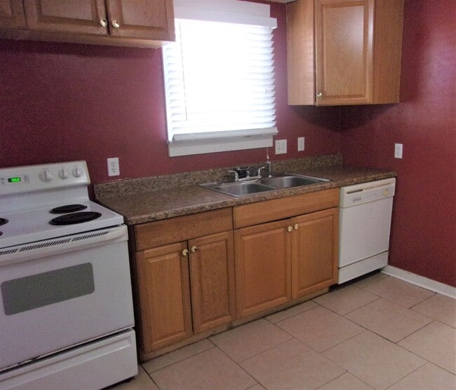 Building Photo - 2 BED 1 BATH HOME WESTLAWN PARK ADDITION O...