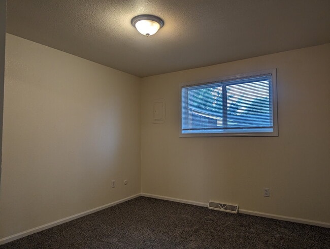 Building Photo - Two bedroom near Twin Peaks Golf Course!